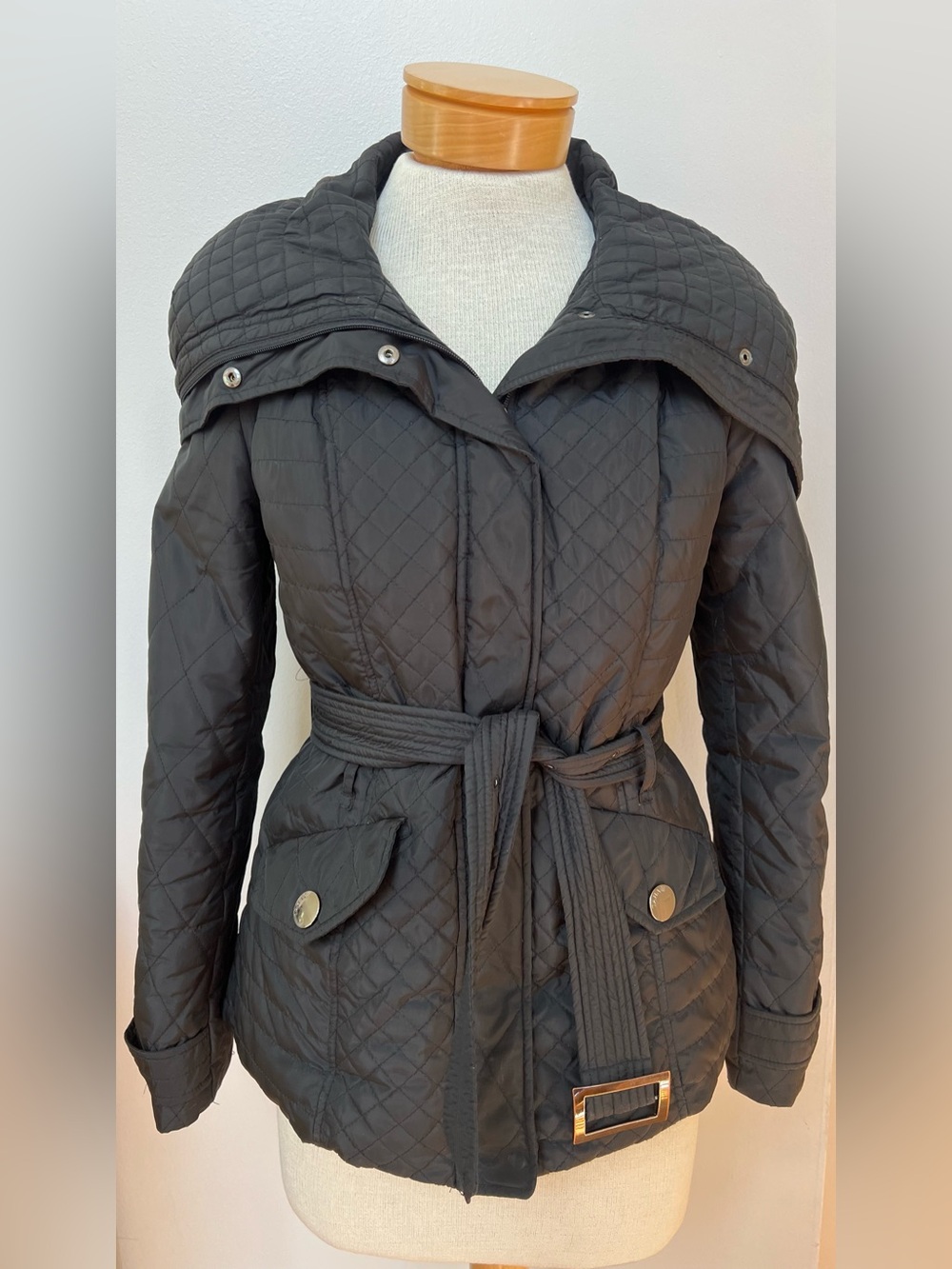 Tahari Black Quilted Down Belted Coat Small Puffer Jacket Snap Collar